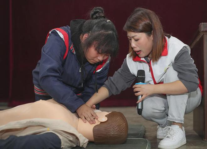 金沙乐娱场学生未热身短跑猝死谁能说体育老师没责任？体育课不能随意上(图3)