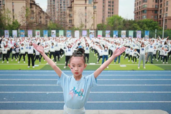 金沙乐娱场博雅小学：亲子运动会 趣味伴成长(图1)