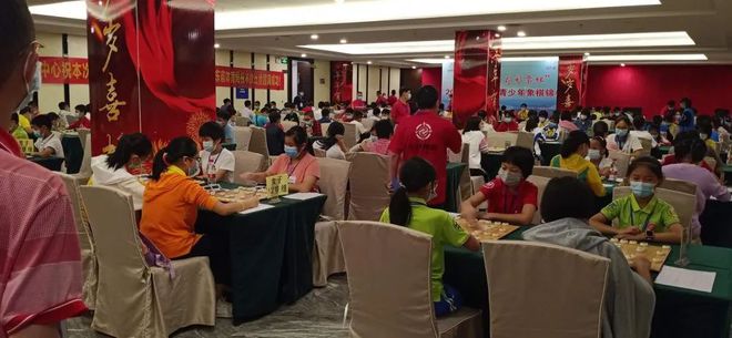 金沙乐娱场app下载棋乐无穷：暑假带孩子来育英棋院学象棋就近上课(图3)