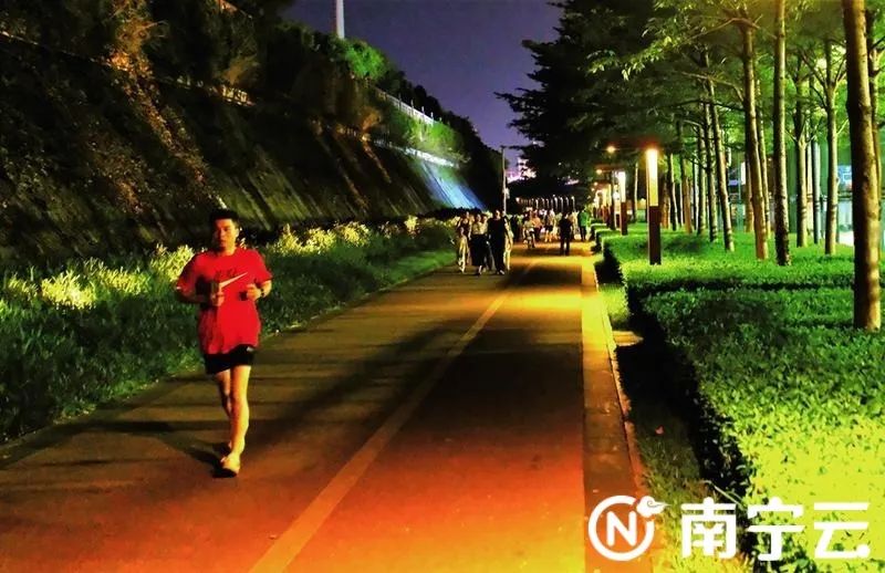 金沙乐娱场点赞！邕江两岸让市民的“夜生活”变得这样惊艳(图1)